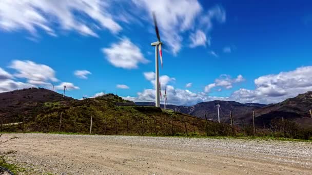 Time Lapse Shot Flying Clouds Blue Sky Rotating Wind Turbines — Vídeo de stock