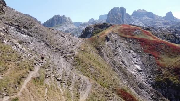 Una Donna Percorre Sentiero Montagna Nel Parco Nazionale Prokletije Montenegro — Video Stock