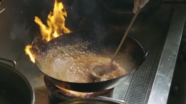 Matlagning Wok Pan Med Eld Brinner Slow Motion — Stockvideo