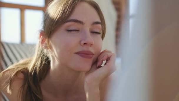 Primer Plano Una Hermosa Modelo Femenina Cabello Castaño Sonriendo Estar — Vídeo de stock