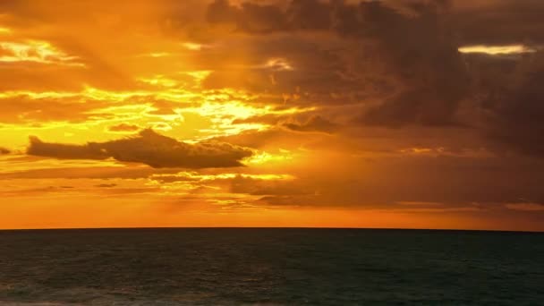 Statisch Uitzicht Ondergaande Zon Boven Bewolkte Hemel Boven Het Zeegezicht — Stockvideo