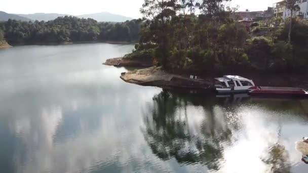 Voo Sobre Reservatório Guatape — Vídeo de Stock