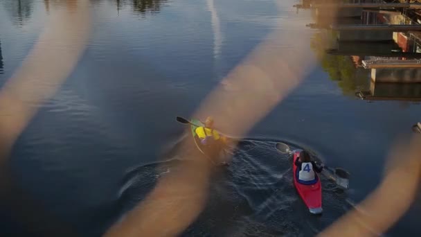 Imágenes Cámara Lenta Personas Navegando Kayak Río Alemania Filmadas Través — Vídeo de stock