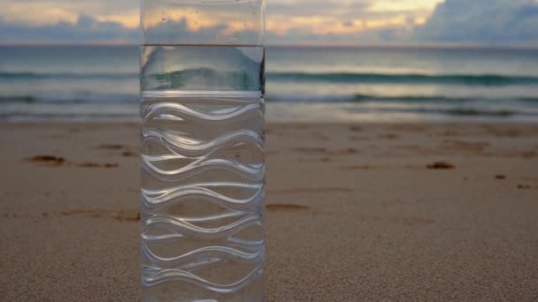Πλάνα Από Πλαστικό Μπουκάλι Νερού Που Στέκεται Στην Παραλία Νερό — Αρχείο Βίντεο