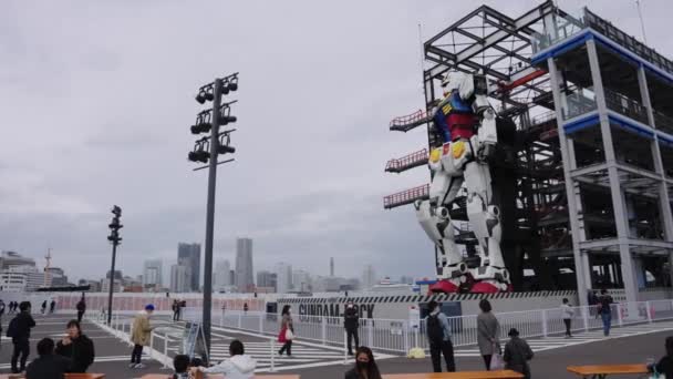 Animatronischer Riesen Gundam Roboter Steht Über Der Yokohama Bay — Stockvideo