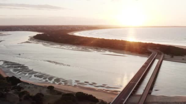 Aerial Barwonがオーシャングローブに向かって橋を架けるオーストラリア日の出 — ストック動画