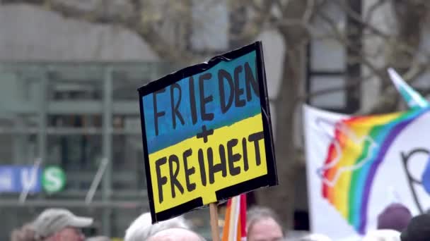 Skylt Med Texten Peace Freedom German Antikrigsdemonstration München Bayern Tyskland — Stockvideo