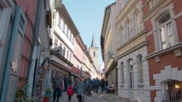 Séta Középkori Krmerbrcke Erfurtban Turistákkal Nap Folyamán — Stock videók