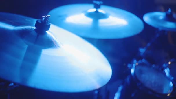 Baterista Bateu Pratos Com Bastões Tambor Close Shot — Vídeo de Stock