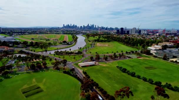 Drone Latający Nad Parklands Kierunku Rzeki Melbourne Miasta Tle Drop — Wideo stockowe