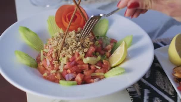 Vrouw Eet Groentesalade Outdoor Cafe Jonge Vrouw Luncht Restaurant Vertraag — Stockvideo