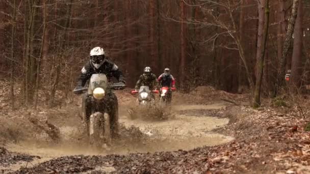 Heavy Splash Road Motorbike Extreme Convoy Paseos Través Muddy Pond — Vídeo de stock