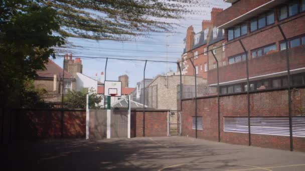Пустой Обветшалый Баскетбольный Стадион Жилом Комплексе Англия — стоковое видео