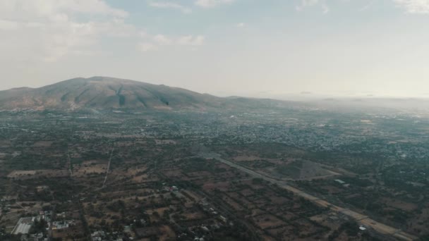 Luftaufnahme Der Berühmten Pyramide Teotihuacan Mexiko Mit Bergpark Hintergrund Drohnenschuss — Stockvideo