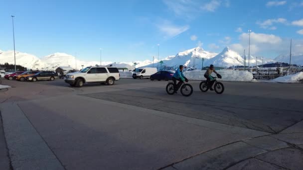 Personas Terminando Paseo Por Ciudad Sus Bicicletas Gordas Valdez Alaska — Vídeos de Stock
