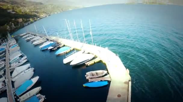 Fpv无人驾驶飞机沿着瑞士和意大利海岸线在水面上空盘旋 与汽车一起在船上盘旋 飞越树木 飞越水面 — 图库视频影像