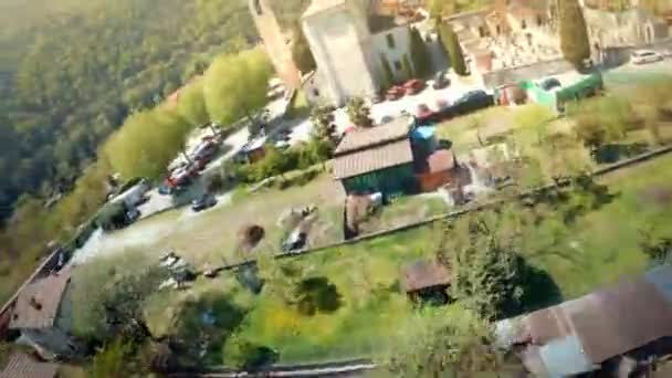 Drone Fpv Disparó Sobre Una Tranquila Pacífica Ciudad Italiana Volando — Vídeo de stock