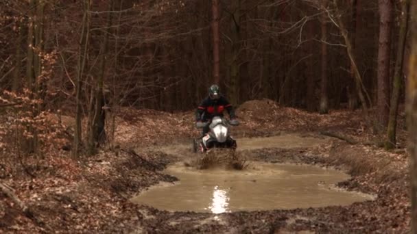 Moto Cavalca Attraverso Fango Stagno Acqua Fangosa Moto Fuori Strada — Video Stock