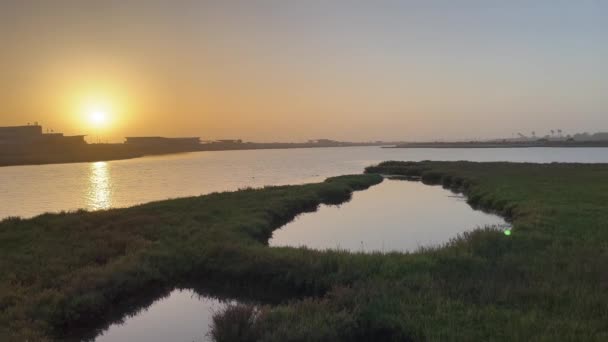 Puesta Sol Sobre Estuario Con Ciudad Horizonte — Vídeos de Stock