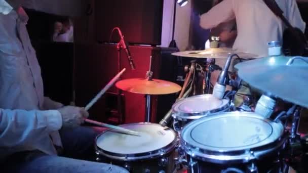 Drums Spelen Handen Wit Shirt — Stockvideo