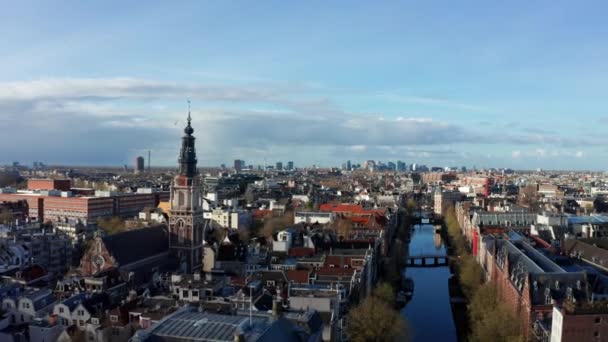 晴れた日にアムステルダムとオランダのアウデ教会の空中ビュー — ストック動画