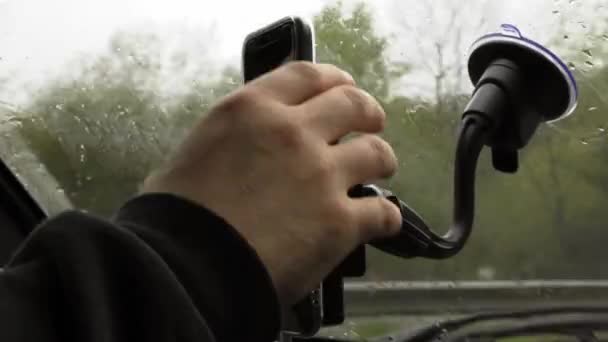 Fechar Uma Mão Usando Telefone Enquanto Dirige Chuva — Vídeo de Stock