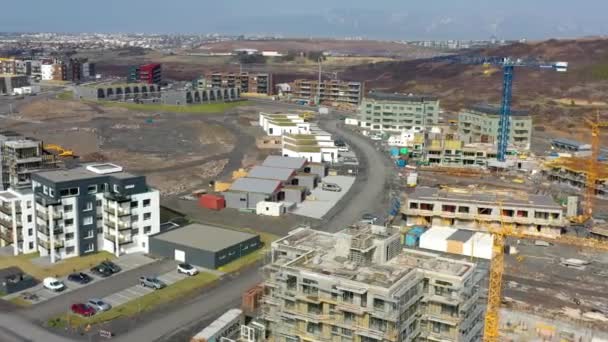 Luftaufnahme Eines Halb Erschlossenen Stadtgebiets Und Fortlaufender Hochbau Laufe Des — Stockvideo