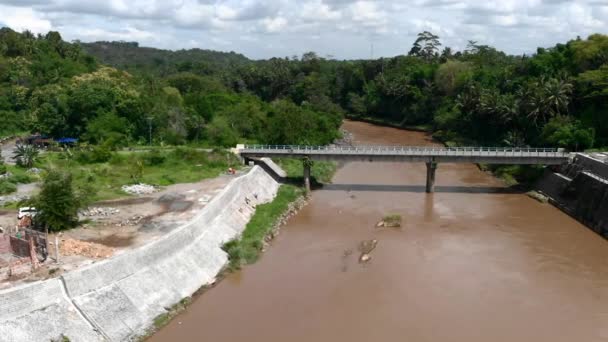 Petit Pont Vue Aérienne Avec Voiture Moto Traversant — Video