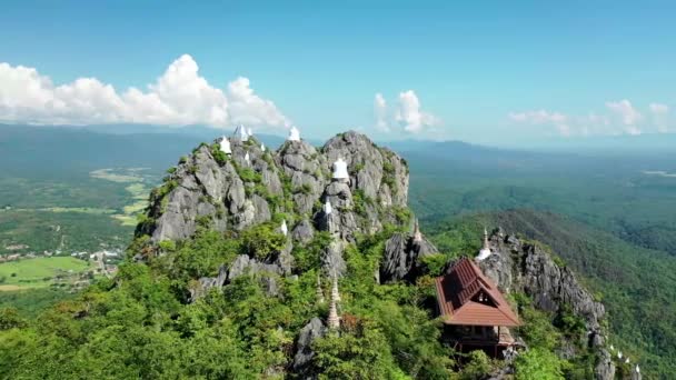Dağın Tepesindeki Tapınağın Yörüngesinde Uçan Etrafını Sarmış Pagodalarla Çevrili — Stok video