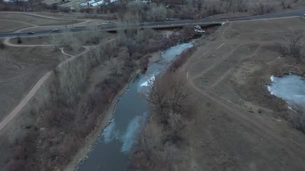 Aerial Drone Filmato Icy River Avvicinamento Autostrada Con Auto Pomeriggio — Video Stock