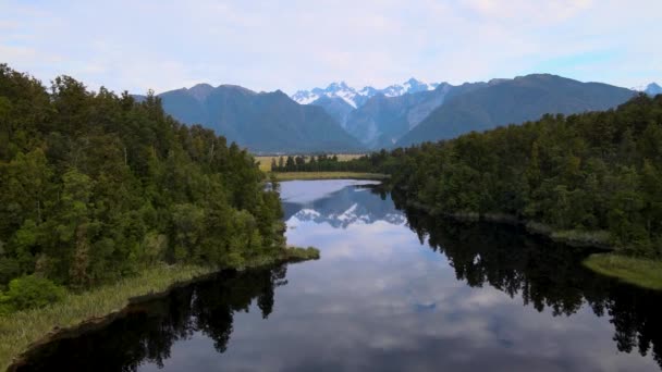 High Snowy Mountain Peaks New Zealand Reflected Still Water Lake — 비디오