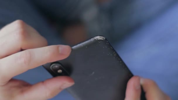 Adamın Eli Sürtünüyor Çizilmiş Köşesine Yıpranmış Eski Bir Cep Telefonu — Stok video