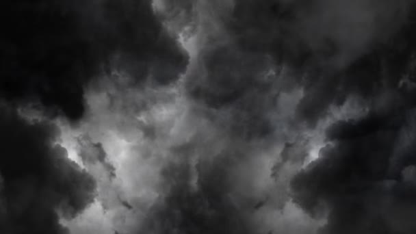 Vista Entrando Las Nubes Cumulonimbus Con Rayo — Vídeo de stock