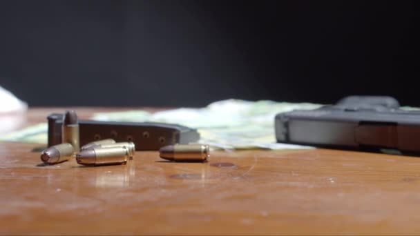 Pistolet Couché Chargeur Balles Éparpillés Sur Table Plan Rapproché Latéral — Video
