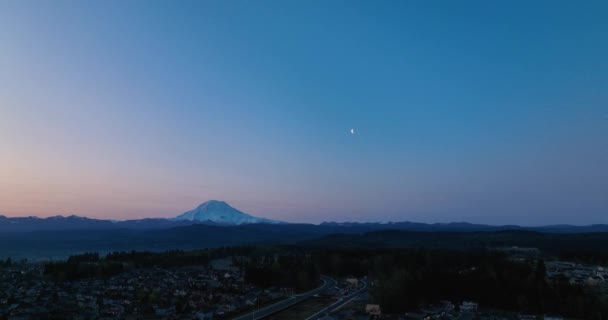 Luchtfoto Van Mount Rainier Met Maan Bij Zonsopgang — Stockvideo