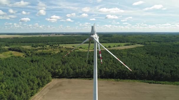 Turbinas Eólicas Com Lâminas Danificadas Contra Vegetação Exuberante Wiatrak Polônia — Vídeo de Stock