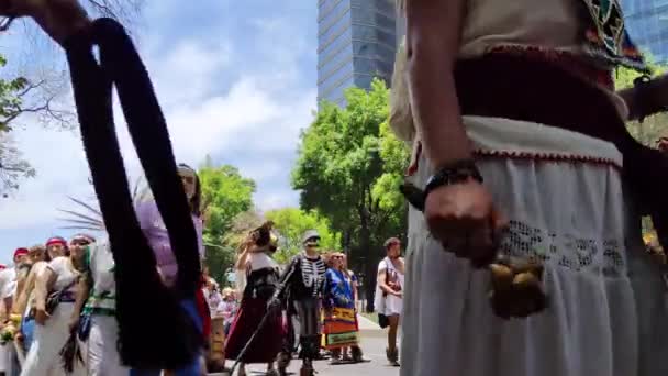 Shot Van Traditionele Dansers Wandelen Door Reforma Avenue Mexico Stad — Stockvideo