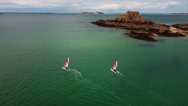 Vista Aérea Carrera Catamarán Con Fortaleza Petit Marea Isla Fondo — Vídeos de Stock