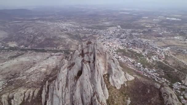 バーナル岩の空中撮影 — ストック動画