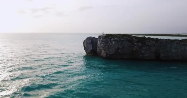 Kristallklares Tropisches Ozeanwasser Turks Und Caicos Luftdrohne Ein Mann Steht — Stockvideo