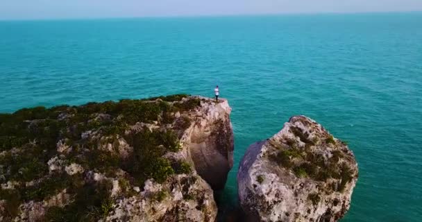 Man Som Står Toppen Cliff Edge Turks Och Caicosöarna Atlanten — Stockvideo