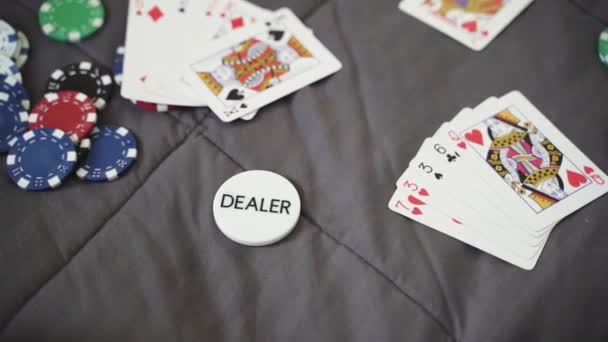 Amplio Tiro Mostrando Fichas Póquer Cartas Que Juegan Entorno Doméstico — Vídeos de Stock