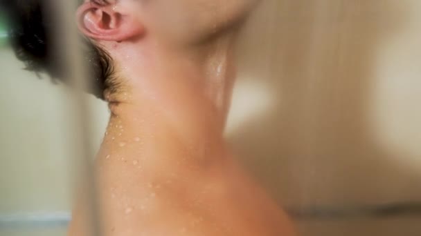 Blanke Man Onder Warme Douche Lichaamsverzorging Shampoo Ochtend Routine Atletische — Stockvideo