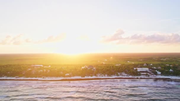 Luchtdrone Uitzicht Prachtige Gouden Uur Zonsondergang Schijnt Caribisch Strand Buurt — Stockvideo