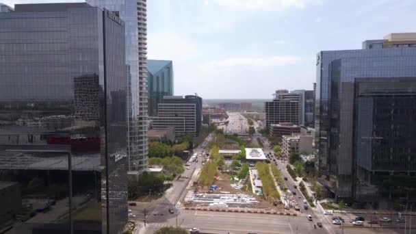 Flygfoto Över Klyde Warren Park Och Woodall Rodgers Motorväg Soliga — Stockvideo