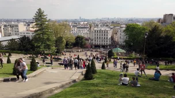 Girato Dalle Scale Montmartre Con Persone Sedute Rilassanti Sul Culo — Video Stock