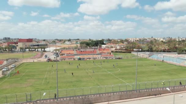 Futbol Maçı Öğlen Yukarıdan Çekiliyor — Stok video