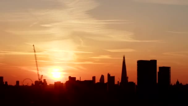 Silhouetted London Skyline Στο Ηλιοβασίλεμα London Eye Και Shard — Αρχείο Βίντεο