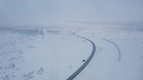 Vista Aérea Después Coche Una Carretera Salvaje Saariselka Laponia Dando — Vídeos de Stock