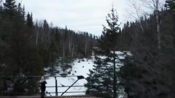 Aerea Visita Della Persona Sul Ponte Sul Fiume Poplar Congelato — Video Stock